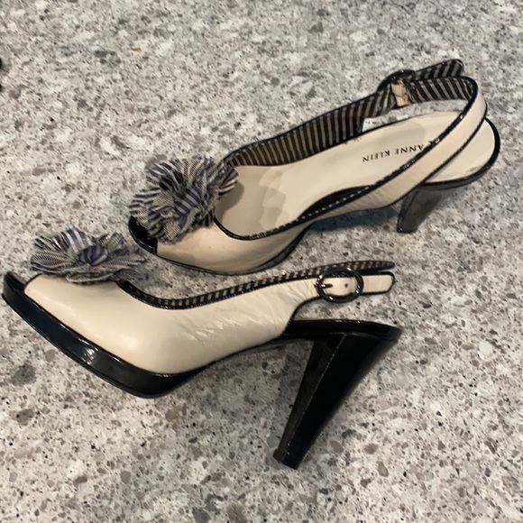 Anne Klein cream and black heels. - Picture 4 of 7